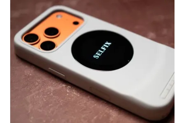 Анонсовано чохол для iPhone 17 Pro із вбудованим екраном і слотом для microSD