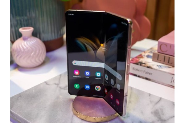 Samsung запатентовала два смартфона с раздвижным дисплеем Samsung запатентовала два смартфона с раздвижным дисплеем