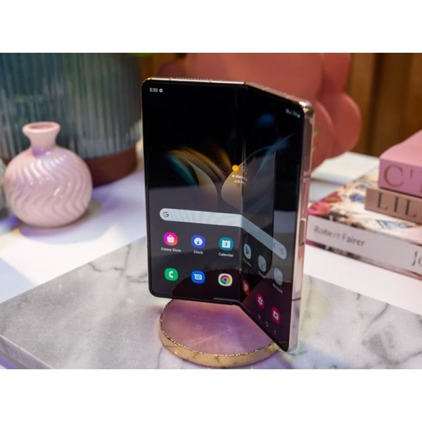 Samsung запатентовала два смартфона с раздвижным дисплеем Samsung запатентовала два смартфона с раздвижным дисплеем