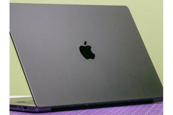 Ігрову продуктивність MacBook Pro з M5 Max порівняли з ноутбуками на Windows