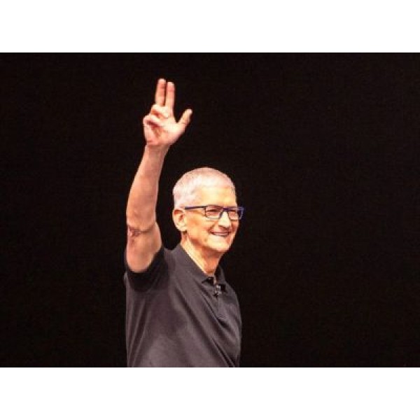 Тим Кук покидает пост главы Apple, его место займёт инженер компании