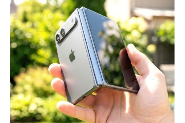 Інсайдер показав дизайн складаного iPhone на тлі звичайних моделей