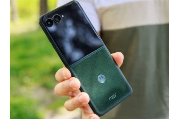 Дизайн Motorola Razr 70 Ultra з цільним зовнішнім екраном розкрито до анонсу