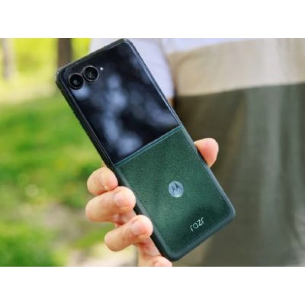 Дизайн Motorola Razr 70 Ultra з цільним зовнішнім екраном розкрито до анонсу